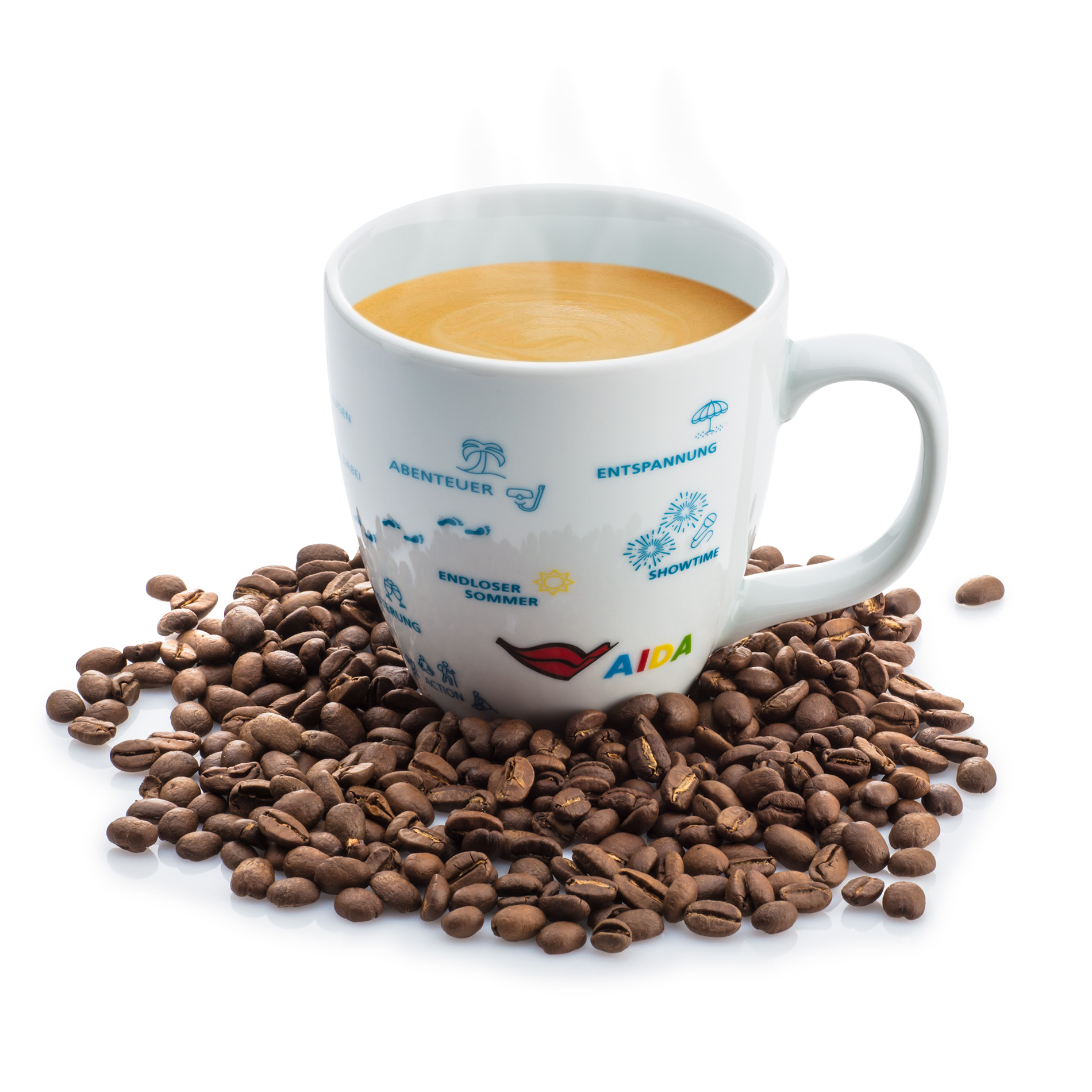 Weiße Keramiktasse mit Henkel, dekoriert mit bunten maritimen Urlaubsmotiven – Kreuzfahrtschiff-Silhouette, stilisierte Weltkarte mit Reiserouten, Wellen, Sonne und Palmen – mit dezentem ‚AIDA‘-Logo unter dem Rand