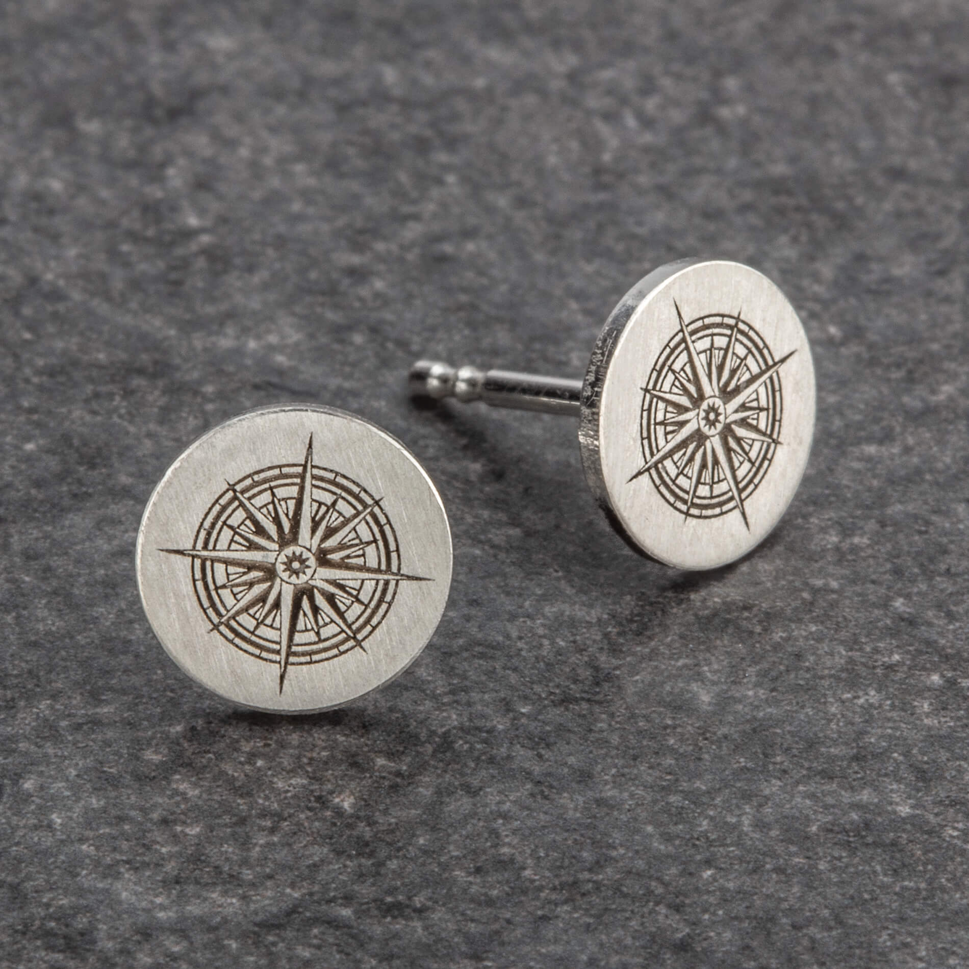 Silberne Ohrstecker mit einer Kompassrose