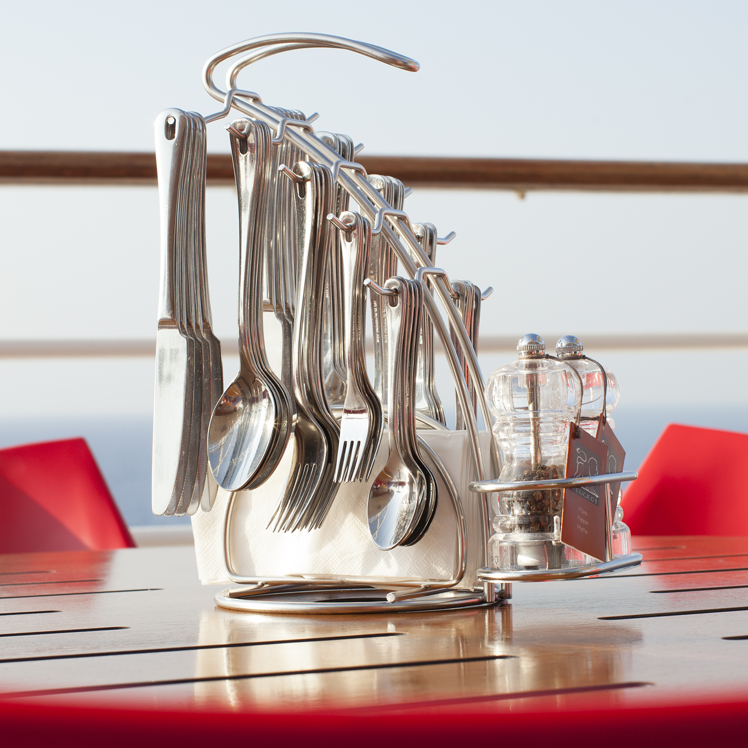 AIDA Besteckständer aus rostfreiem V2A-Stahl“, „Peugeot-Mahlwerk der Mühle“, „Einzelne Menümesser aus 18/10 Edelstahl