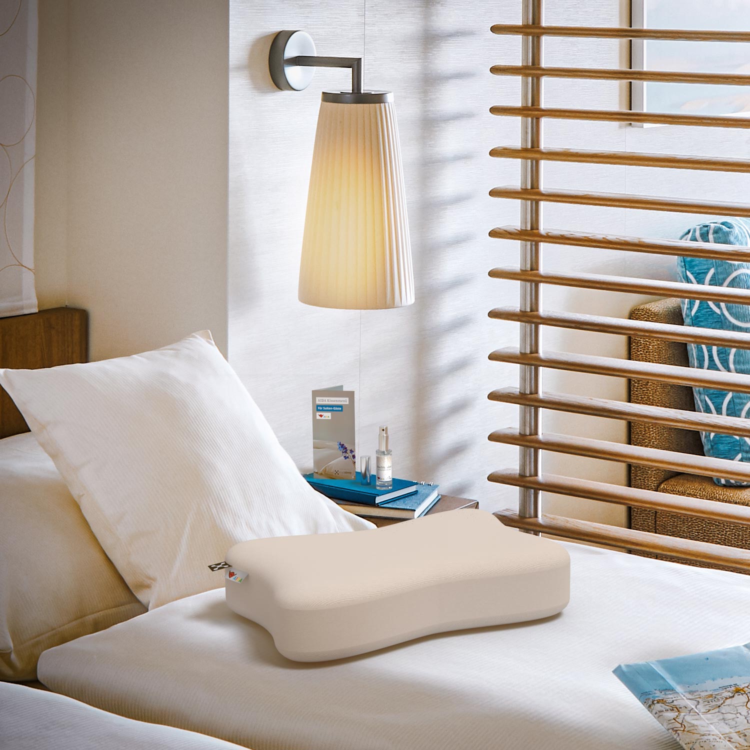 AIDA Kissenspray Nachtzauber – Vorderansicht der 10‑ml Glasflasche mit Zerstäuber, weißer Aufdruck und AIDA Logo